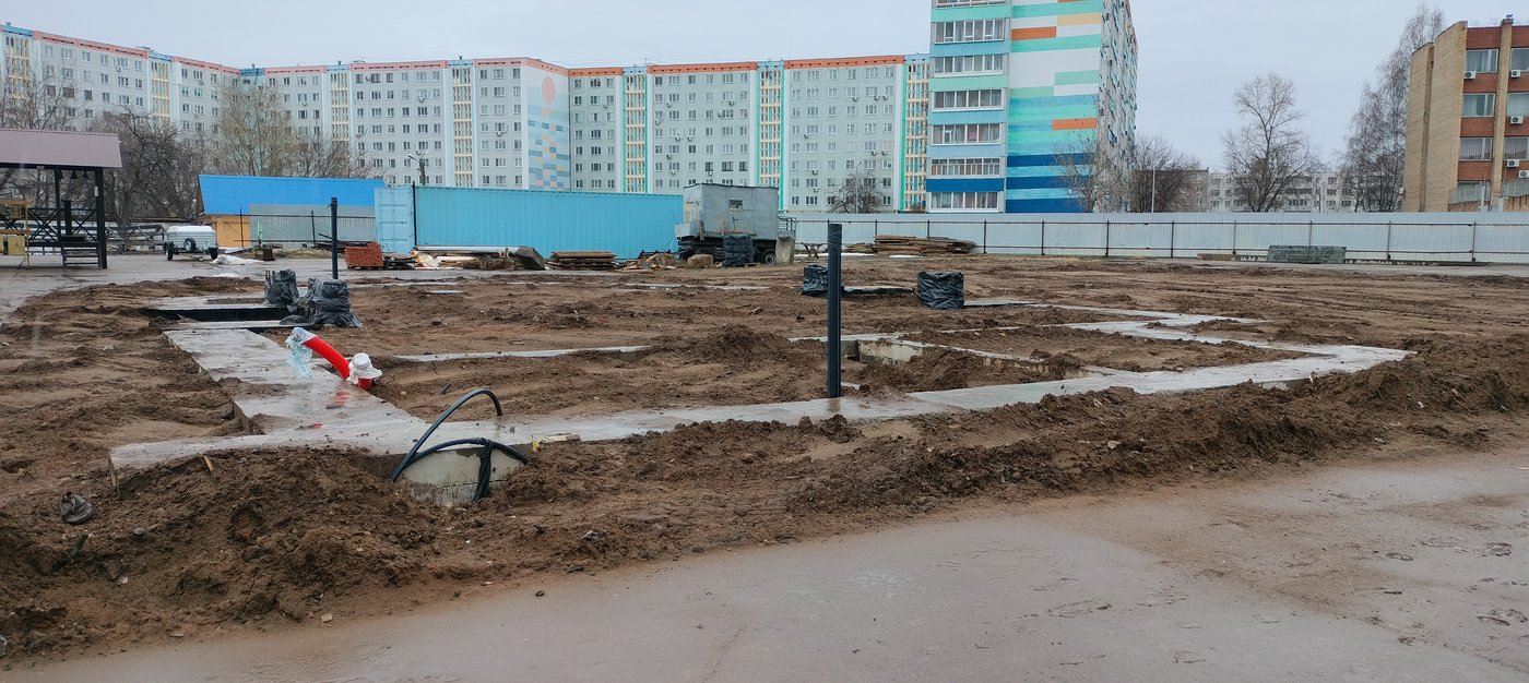 Пустой участок и первые ленты фундамента