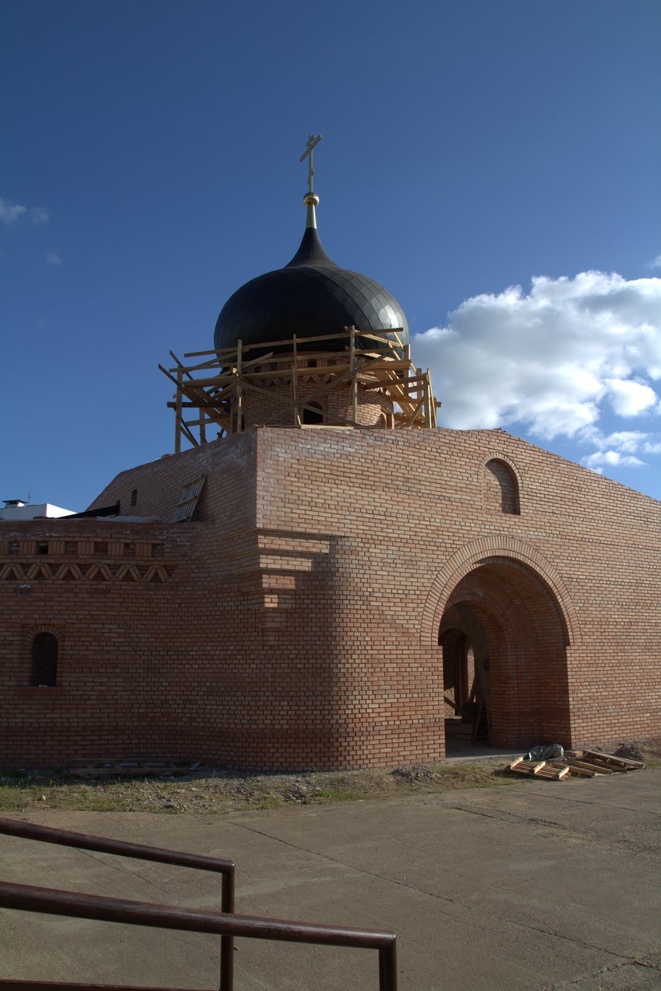 Купол с крестом на храме